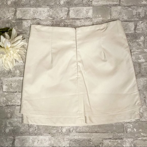 SOLD | NWT Le Chateau Ivory Faux Leather Mini Skirt - Picture 9 of 16